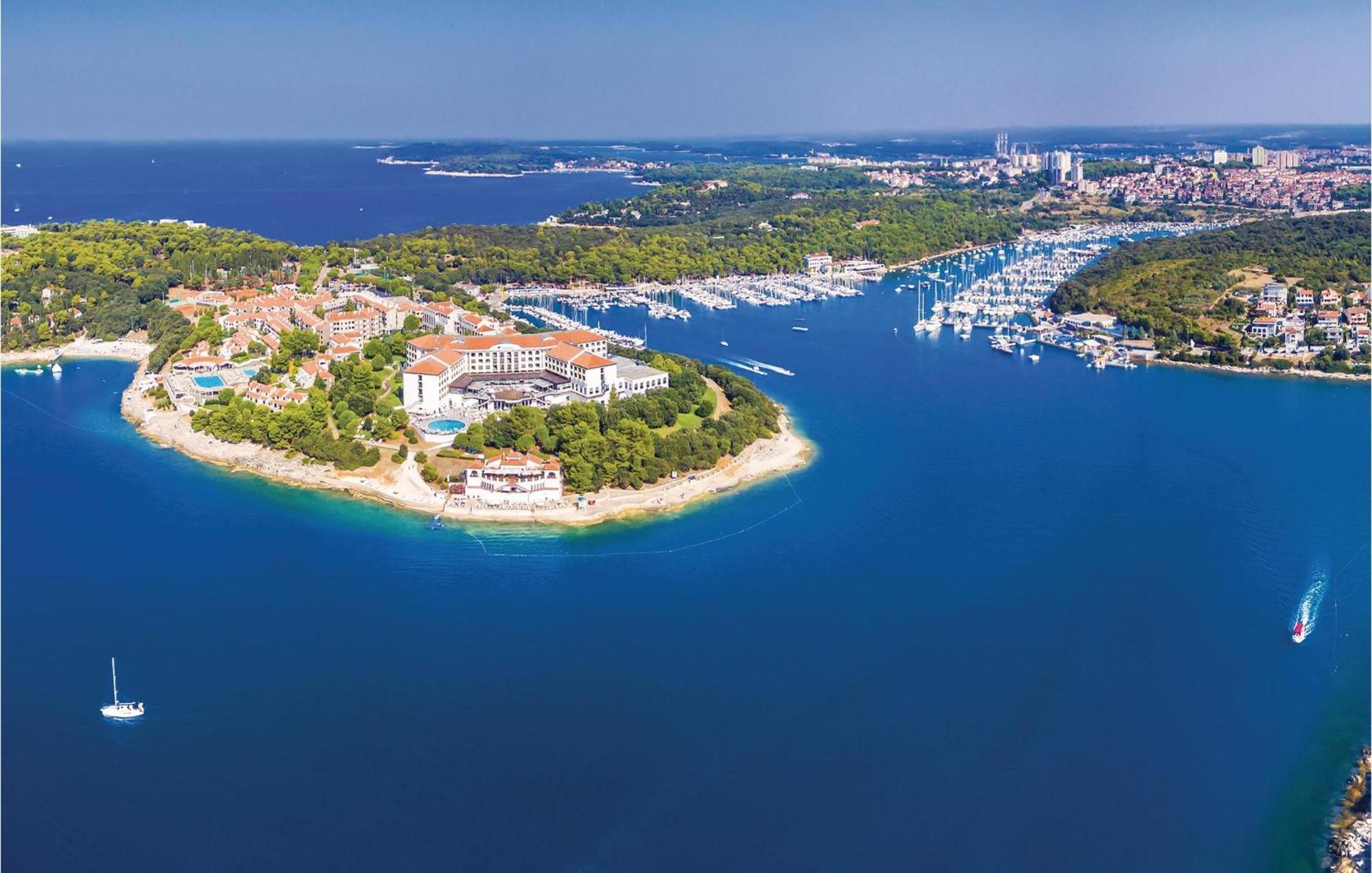 Gorgeous Apartment In Pula With House Sea View Екстериор снимка