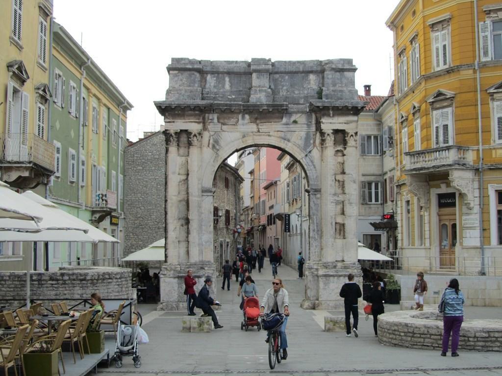 Gorgeous Apartment In Pula With House Sea View Стая снимка