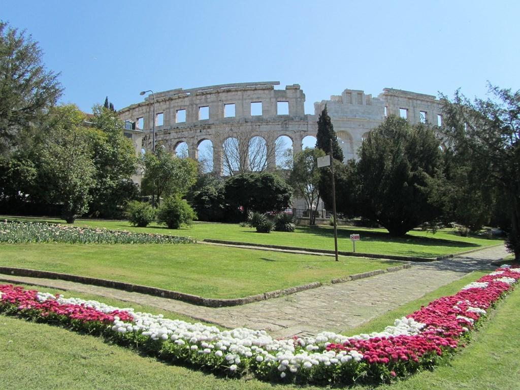 Gorgeous Apartment In Pula With House Sea View Стая снимка