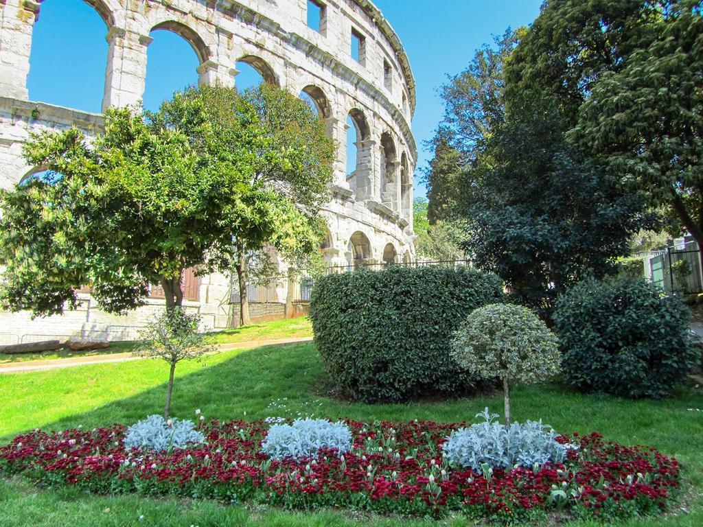 Gorgeous Apartment In Pula With House Sea View Екстериор снимка